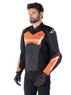 Giacca in pelle Alpinestars Faster V3 Airflow, giacca da moto sportiva, nero e rosso fluo, caratterizzata da pelle traforata per la ventilazione, pannelli elasticizzati HRSF e protezioni per le spalle DFS GP Lite, silhouette raffinata derivata dalle gare