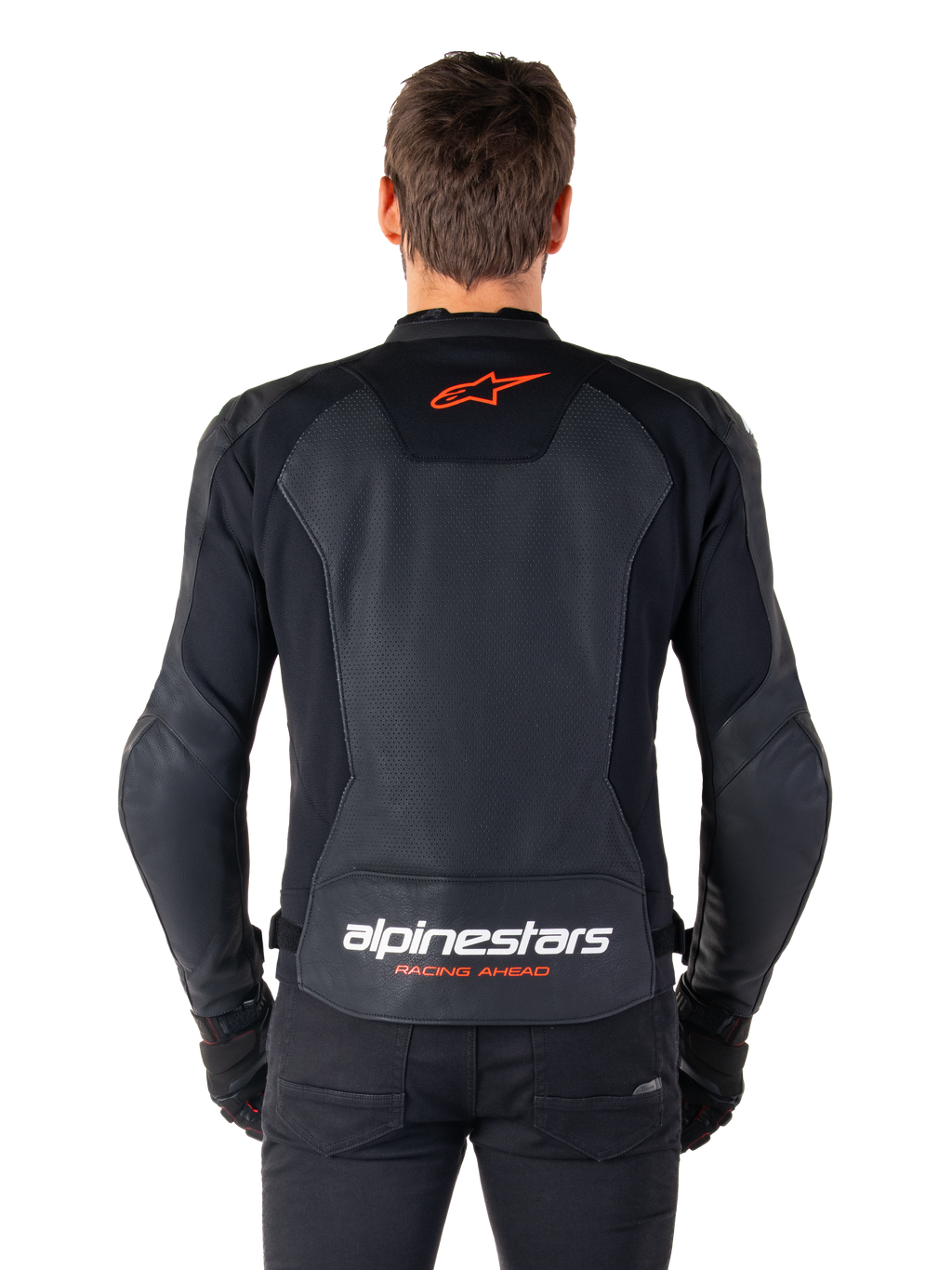 Giacca in pelle Alpinestars Faster V3 Airflow, nero, vista posteriore con pannelli in pelle traforata per la ventilazione, logo a stella Alpinestars rosso e marchio bianco sulla parte inferiore della schiena, indossata con pantaloni e guanti neri.