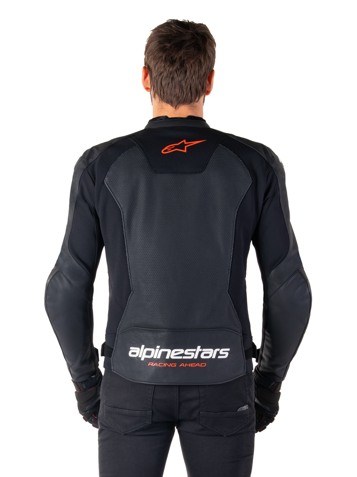 Giacca in pelle Alpinestars Faster V3 Airflow, nero, vista posteriore con pannelli in pelle traforata per la ventilazione, logo a stella Alpinestars rosso e marchio bianco sulla parte inferiore della schiena, indossata con pantaloni e guanti neri.