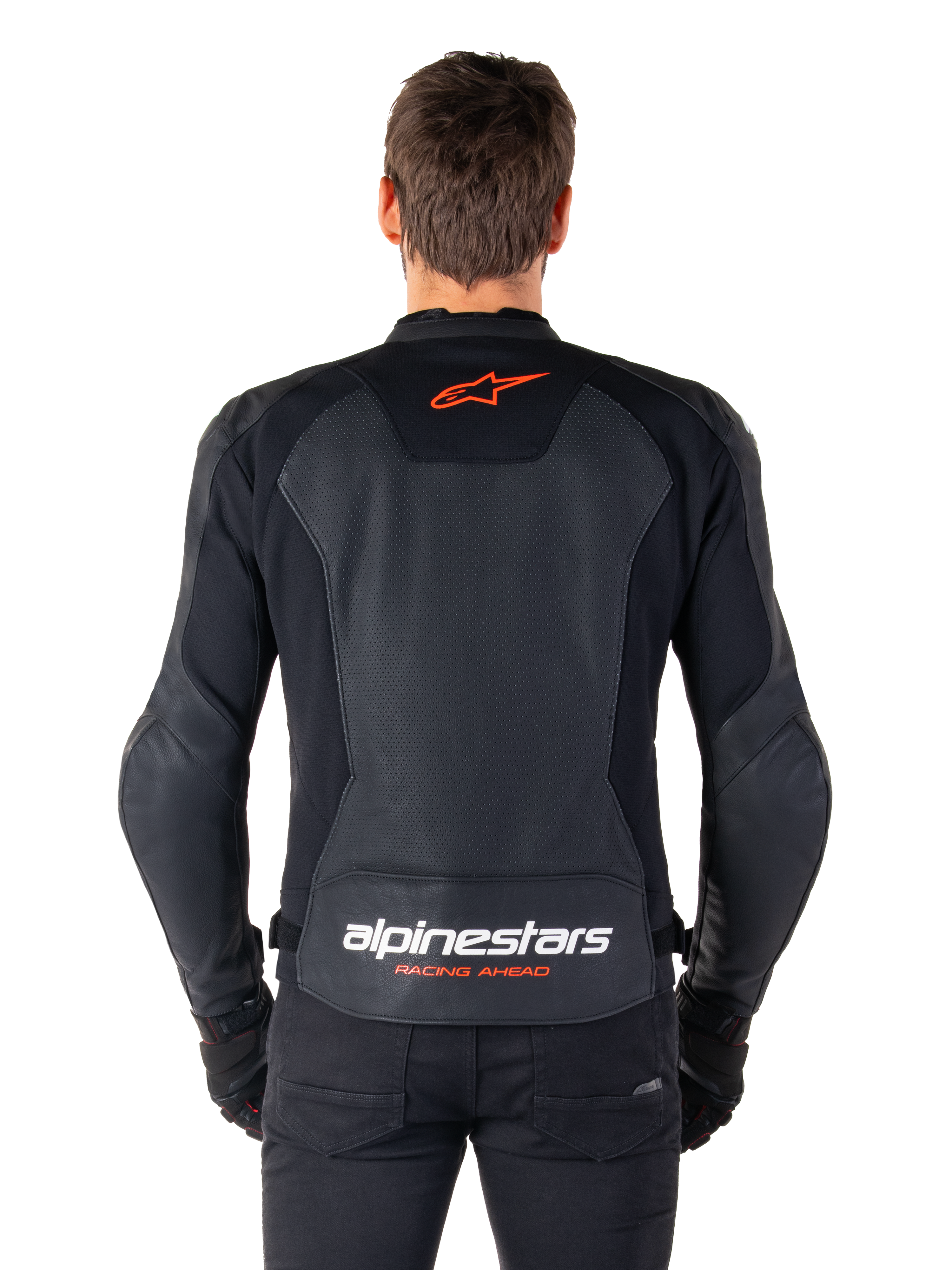 Giacca in pelle Alpinestars Faster V3 Airflow, nero, vista posteriore con pannelli in pelle traforata per la ventilazione, logo a stella Alpinestars rosso e marchio bianco sulla parte inferiore della schiena, indossata con pantaloni e guanti neri.