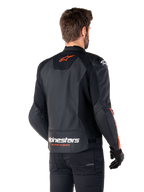 Giacca in pelle Alpinestars Faster V3 Airflow, giacca sportiva da moto, nero con rosso fluo, vista posteriore, con pannelli in pelle traforata, logo Alpinestars rosso-arancio sulla parte superiore della schiena e marchio bianco sulla parte inferiore della schiena, indossata con pantaloni e guanti neri, stile raffinato di derivazione racing