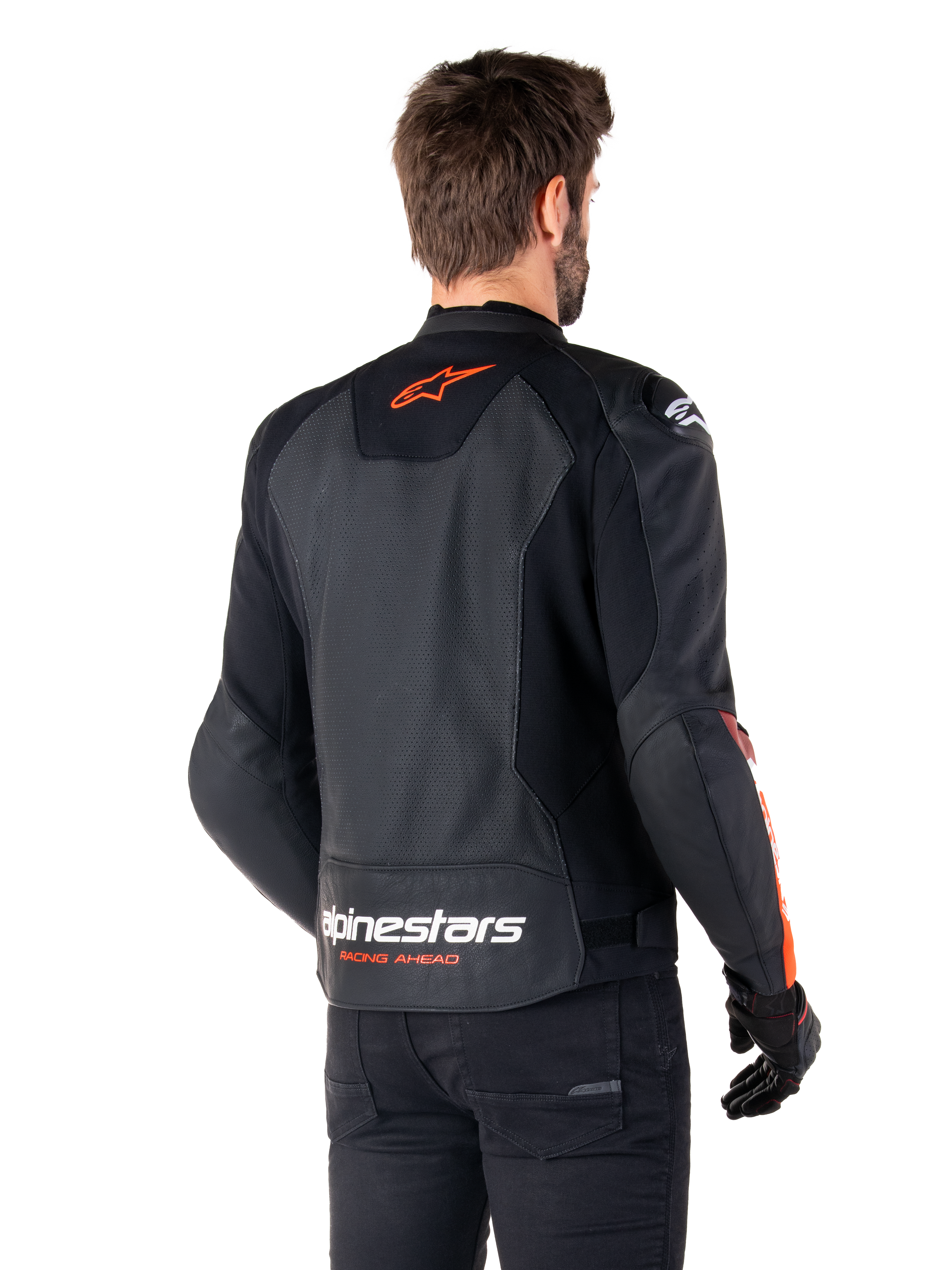 Giacca in pelle Alpinestars Faster V3 Airflow, giacca sportiva da moto, nero con rosso fluo, vista posteriore, con pannelli in pelle traforata, logo Alpinestars rosso-arancio sulla parte superiore della schiena e marchio bianco sulla parte inferiore della schiena, indossata con pantaloni e guanti neri, stile raffinato di derivazione racing