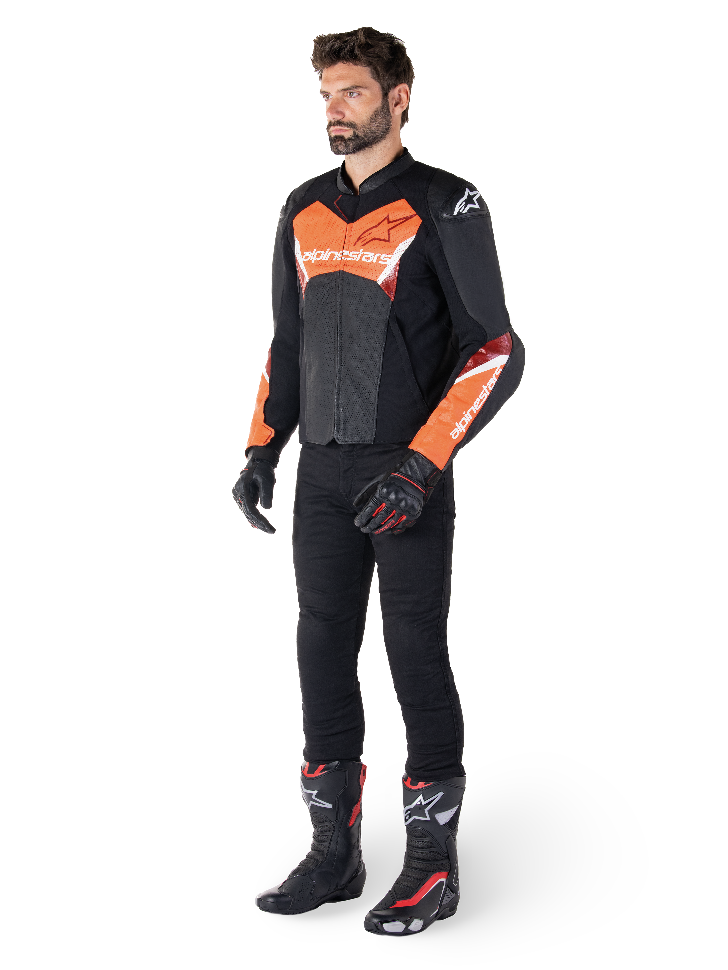 Alpinestars Faster V3 Airflow Leather Jacket, giacca in pelle, nero e rosso fluo, indossata da un modello con pantaloni da moto neri, guanti e stivali da corsa, con pelle traforata e silhouette sportiva.