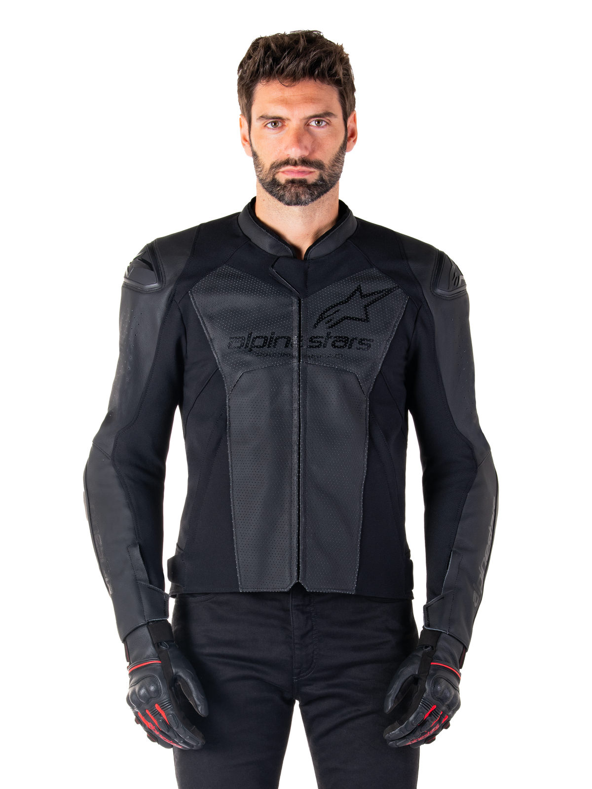 Uomo che indossa la giacca in pelle Alpinestars Faster V3 Airflow, giacca da moto nera con pannelli in pelle traforata, logo Alpinestars sul petto, abbinata a guanti da moto neri, scatto frontale in studio