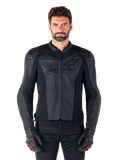 Uomo che indossa la giacca in pelle Alpinestars Faster V3 Airflow, giacca da moto nera con pannelli in pelle traforata, logo Alpinestars sul petto, abbinata a guanti da moto neri, scatto frontale in studio