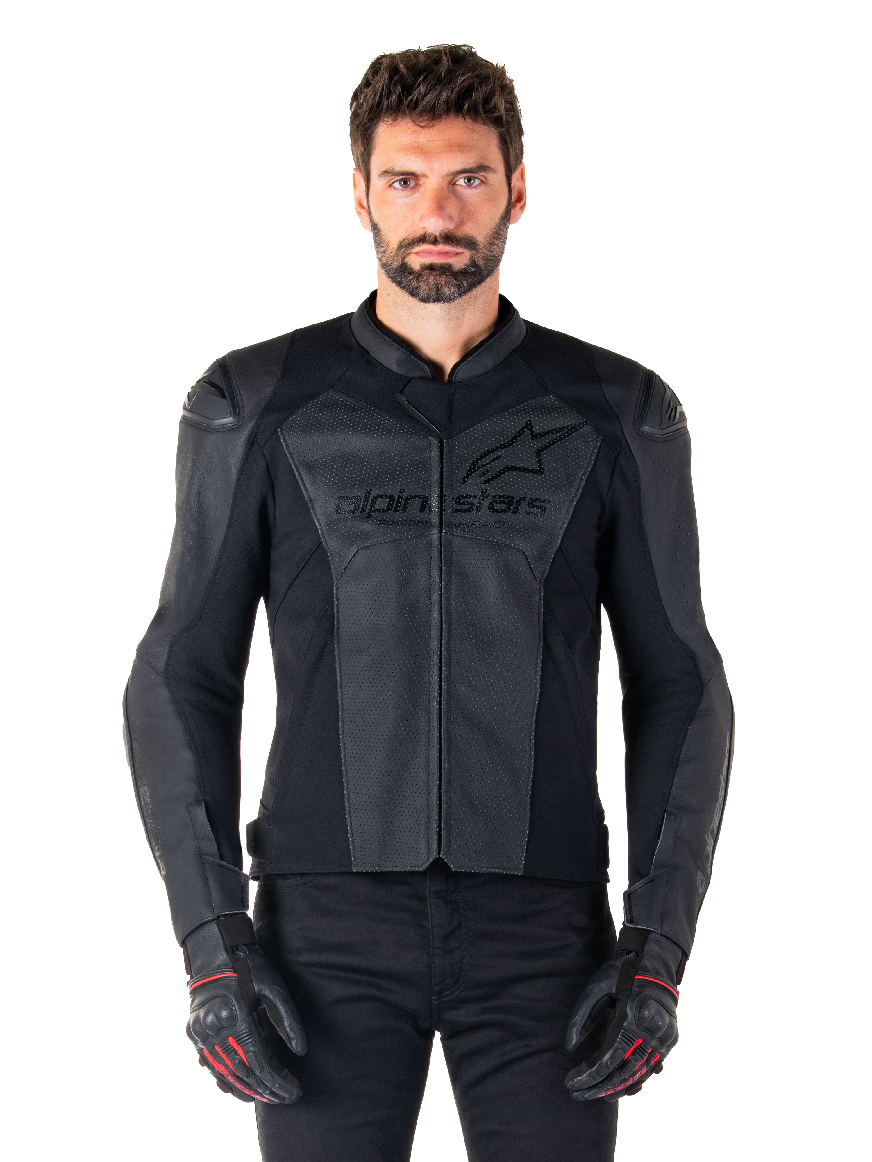 Uomo che indossa la giacca in pelle Alpinestars Faster V3 Airflow, giacca da moto nera con pannelli in pelle traforata, logo Alpinestars sul petto, abbinata a guanti da moto neri, scatto frontale in studio