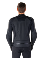 Giacca in pelle Alpinestars Faster V3 Airflow, vista posteriore su modello, Nero Nero, con pannello posteriore in pelle traforata per la ventilazione, loghi discreti e design sportivo ergonomico