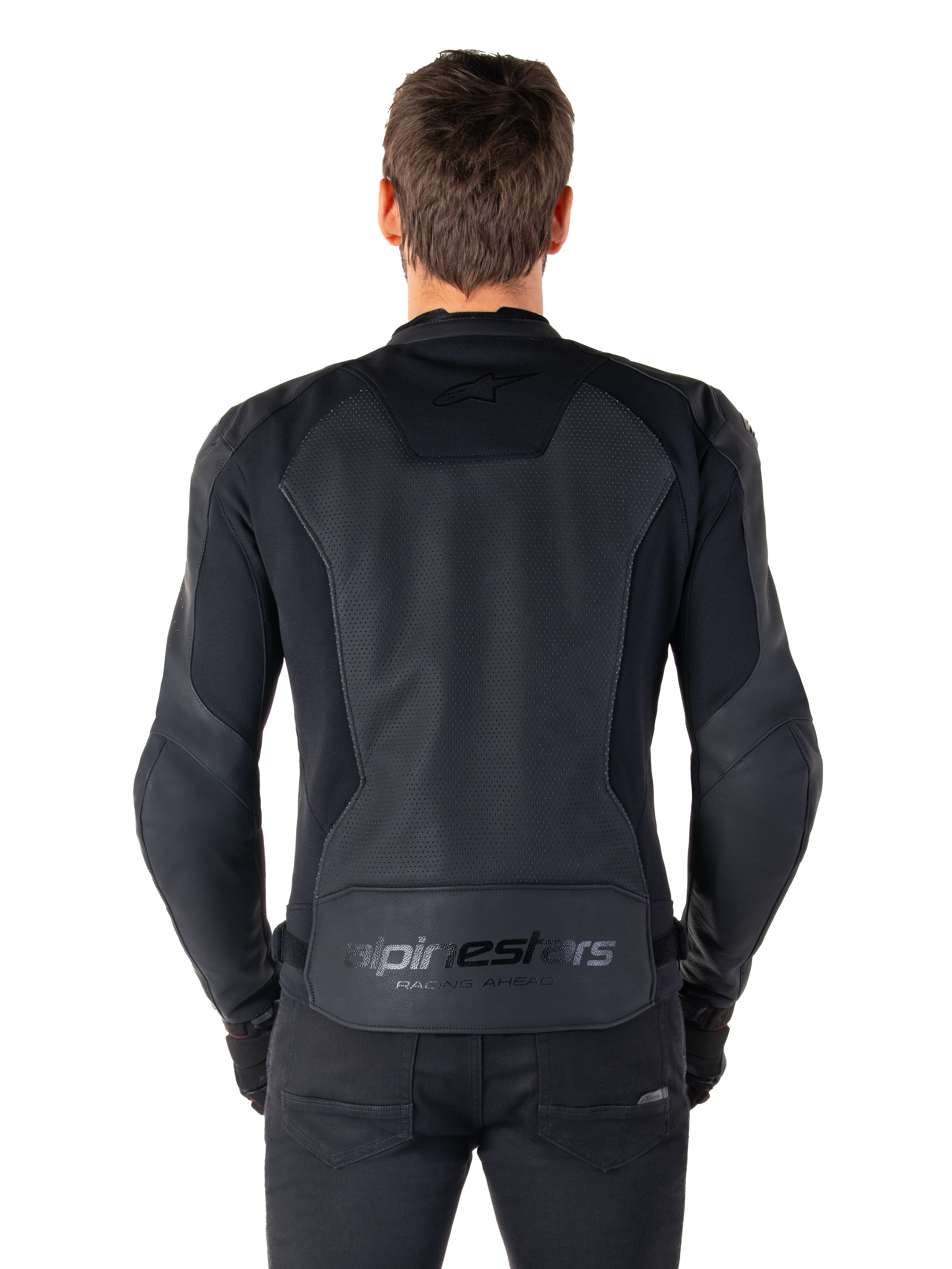 Giacca in pelle Alpinestars Faster V3 Airflow, vista posteriore su modello, Nero Nero, con pannello posteriore in pelle traforata per la ventilazione, loghi discreti e design sportivo ergonomico