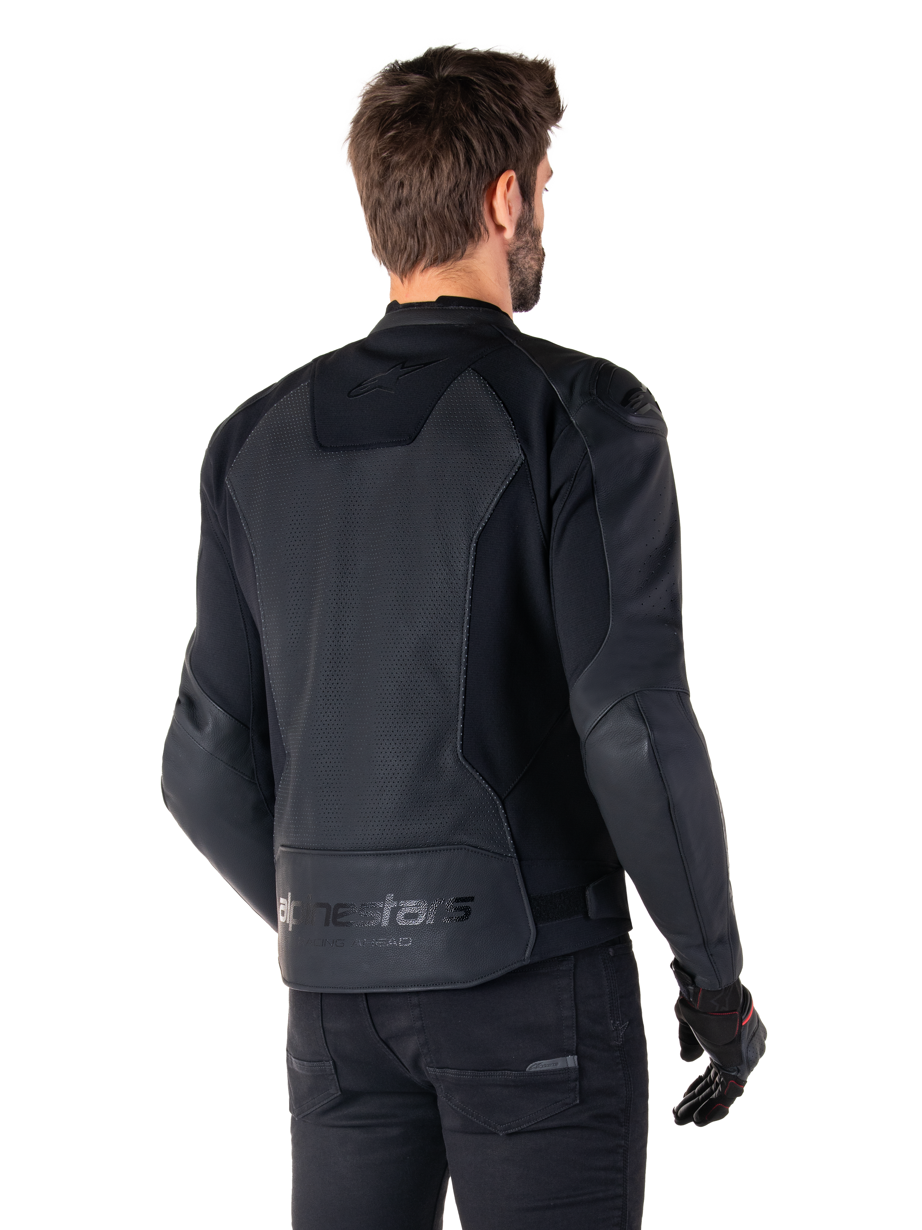 Giacca in pelle Alpinestars Faster V3 Airflow, nero, vista posteriore di un uomo che indossa una giacca da moto sportiva in pelle, con pannelli posteriori traforati, inserti elasticizzati e logo Alpinestars sul bordo inferiore, abbinata a pantaloni e guanti neri