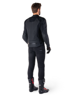Alpinestars Faster V3 Airflow Leather Jacket, Nero, vista posteriore di un uomo che indossa una giacca sportiva in pelle con pannelli posteriori traforati e marchio Alpinestars, abbinata a pantaloni da moto neri e stivali neri e rossi.