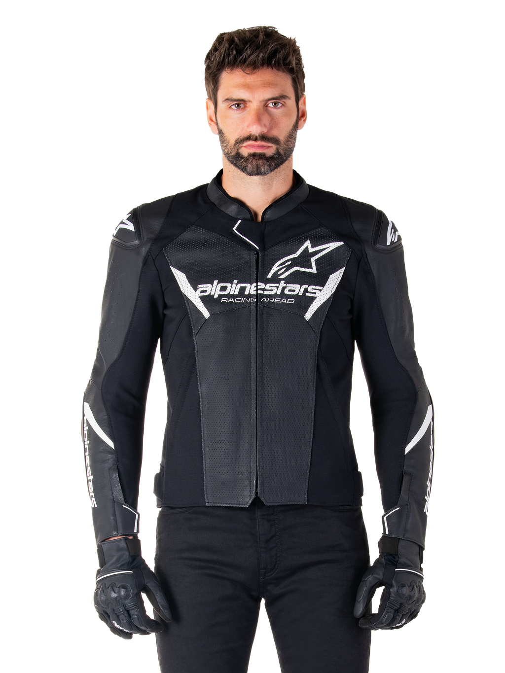 Alpinestars Faster V3 Airflow Leather Jacket, giacca da moto nera con dettagli bianchi, pannelli in pelle traforata per la ventilazione, logo Alpinestars sul petto, indossata con guanti neri, costruzione in pelle di derivazione sportiva