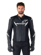 Alpinestars Faster V3 Airflow Leather Jacket, giacca da moto nera con dettagli bianchi, pannelli in pelle traforata per la ventilazione, logo Alpinestars sul petto, indossata con guanti neri, costruzione in pelle di derivazione sportiva