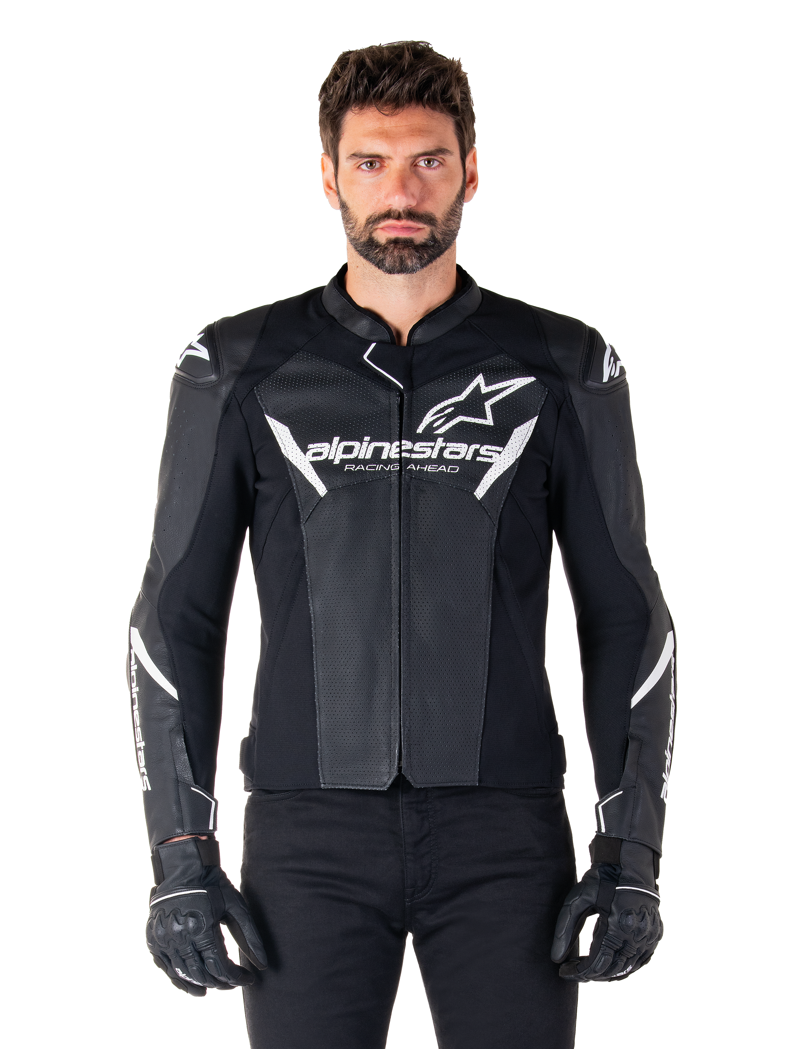 Alpinestars Faster V3 Airflow Leather Jacket, giacca da moto nera con dettagli bianchi, pannelli in pelle traforata per la ventilazione, logo Alpinestars sul petto, indossata con guanti neri, costruzione in pelle di derivazione sportiva