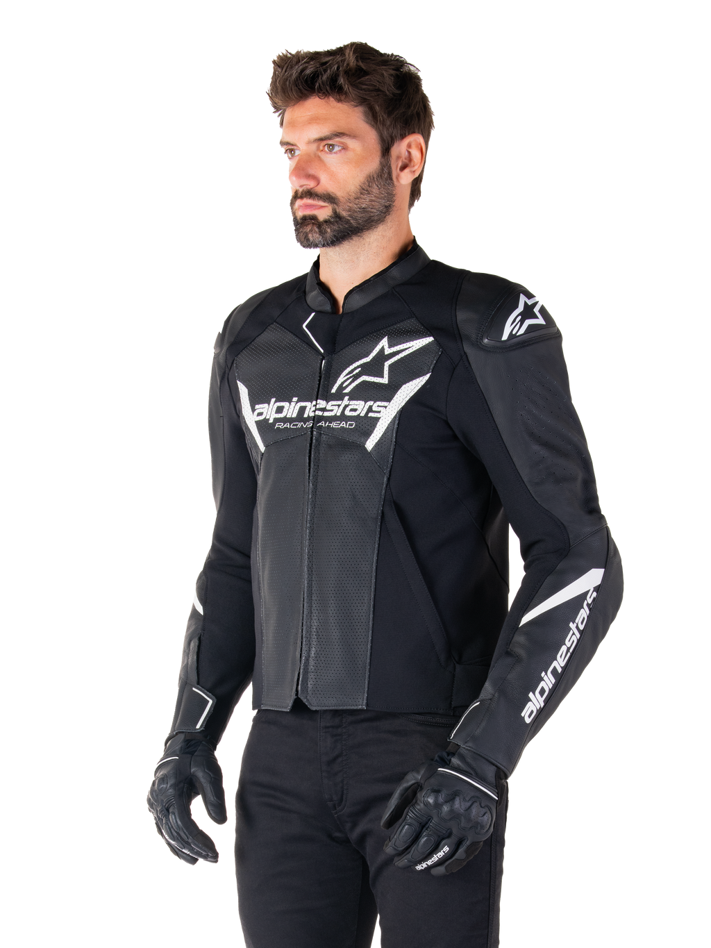 Giacca in pelle Alpinestars Faster V3 Airflow, nero e bianco, giacca da moto sportiva con pannelli in pelle traforata, loghi Alpinestars bianchi su petto e braccia, indossata da un modello con guanti e pantaloni neri, abbigliamento tecnico protettivo