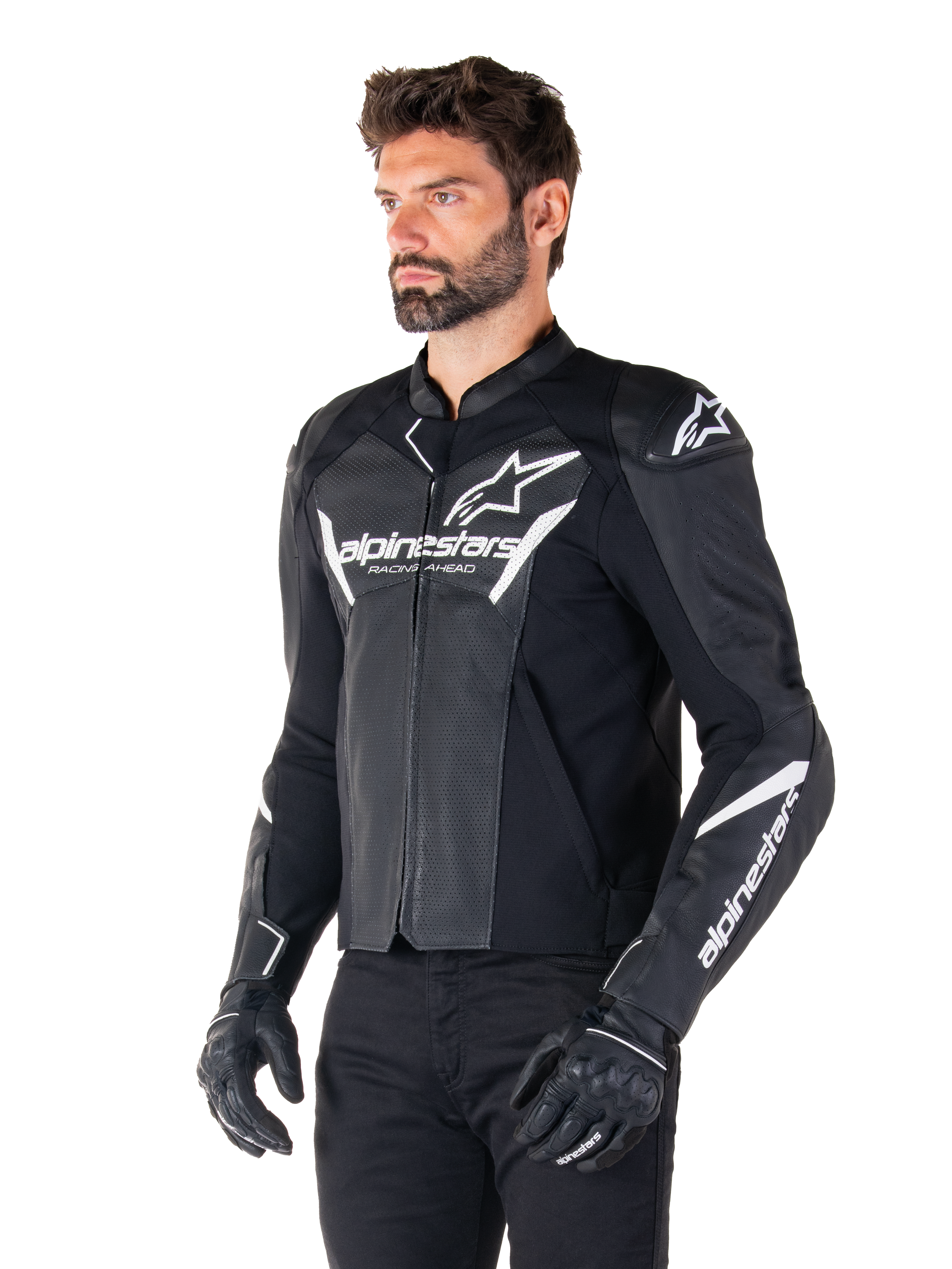 Giacca in pelle Alpinestars Faster V3 Airflow, nero e bianco, giacca da moto sportiva con pannelli in pelle traforata, loghi Alpinestars bianchi su petto e braccia, indossata da un modello con guanti e pantaloni neri, abbigliamento tecnico protettivo