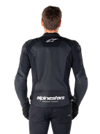 Giacca in pelle Alpinestars Faster V3 Airflow, nero e bianco, vista posteriore di un pilota che mostra il pannello posteriore in pelle traforata per la ventilazione, logo Alpinestars bianco sulla parte superiore della schiena e marchio 'RACING AHEAD' sulla parte inferiore della schiena, abbigliamento da moto sportivo.