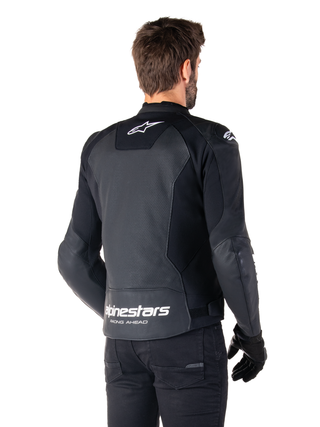 Giacca in pelle Alpinestars Faster V3 Airflow, nero e bianco, vista posteriore su un modello, con schiena in pelle traforata per la ventilazione, loghi Astars bianchi e scritta 'Racing Ahead', design sportivo con pannelli elasticizzati per il motociclismo.
