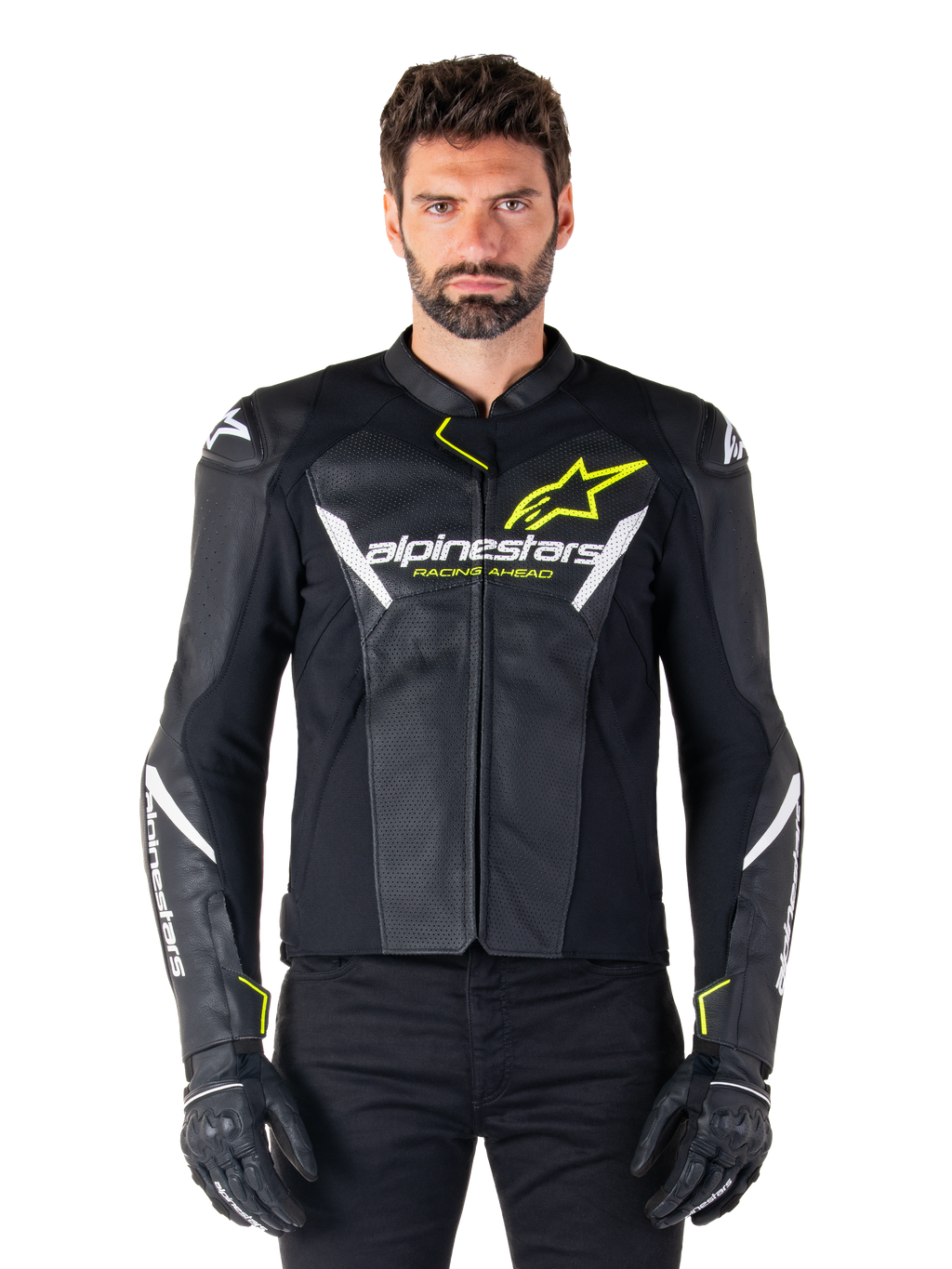 Giacca in pelle Alpinestars Faster V3 Airflow, nero, bianco e giallo fluo, indossata da un modello maschile con guanti neri coordinati, con pannelli in pelle traforata per la ventilazione ed evidente marchio Alpinestars sul petto, abbigliamento sportivo per motociclismo