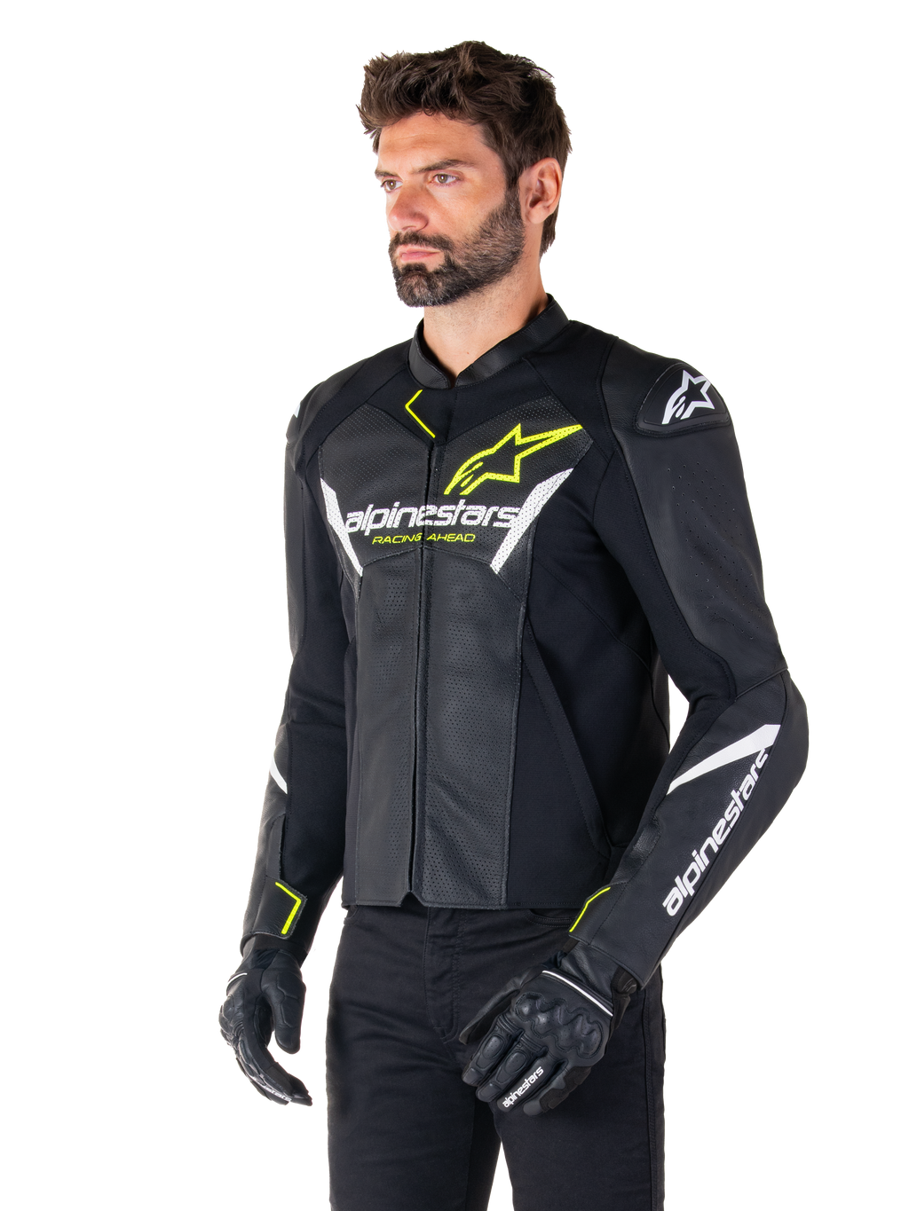 Giacca in pelle Alpinestars Faster V3 Airflow, giacca da moto sportiva, nero, bianco e giallo fluo, indossata da un uomo, con pelle traforata per la ventilazione, loghi Alpinestars su petto e braccia, abbinata a guanti neri