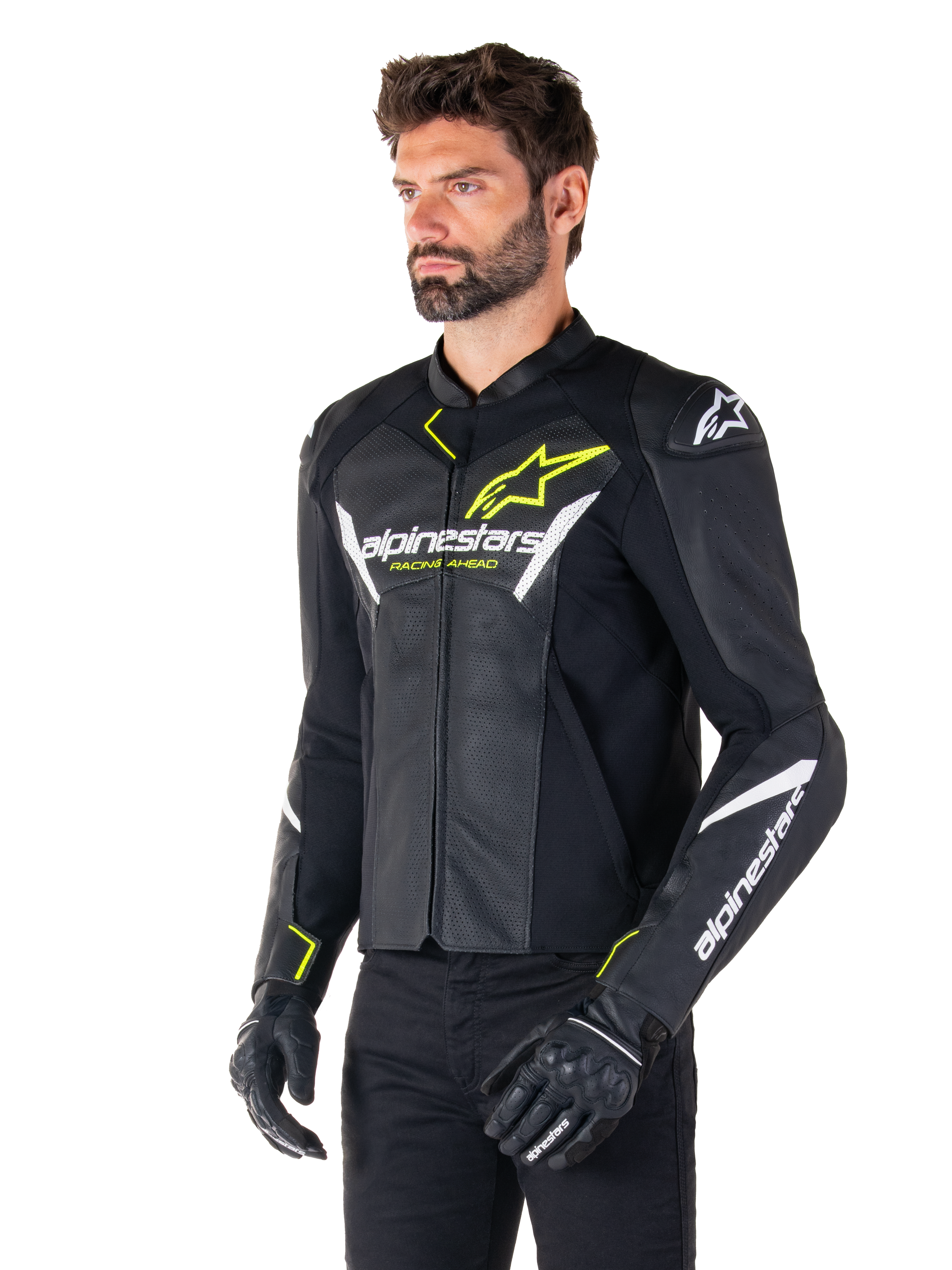 Giacca in pelle Alpinestars Faster V3 Airflow, giacca da moto sportiva, nero, bianco e giallo fluo, indossata da un uomo, con pelle traforata per la ventilazione, loghi Alpinestars su petto e braccia, abbinata a guanti neri