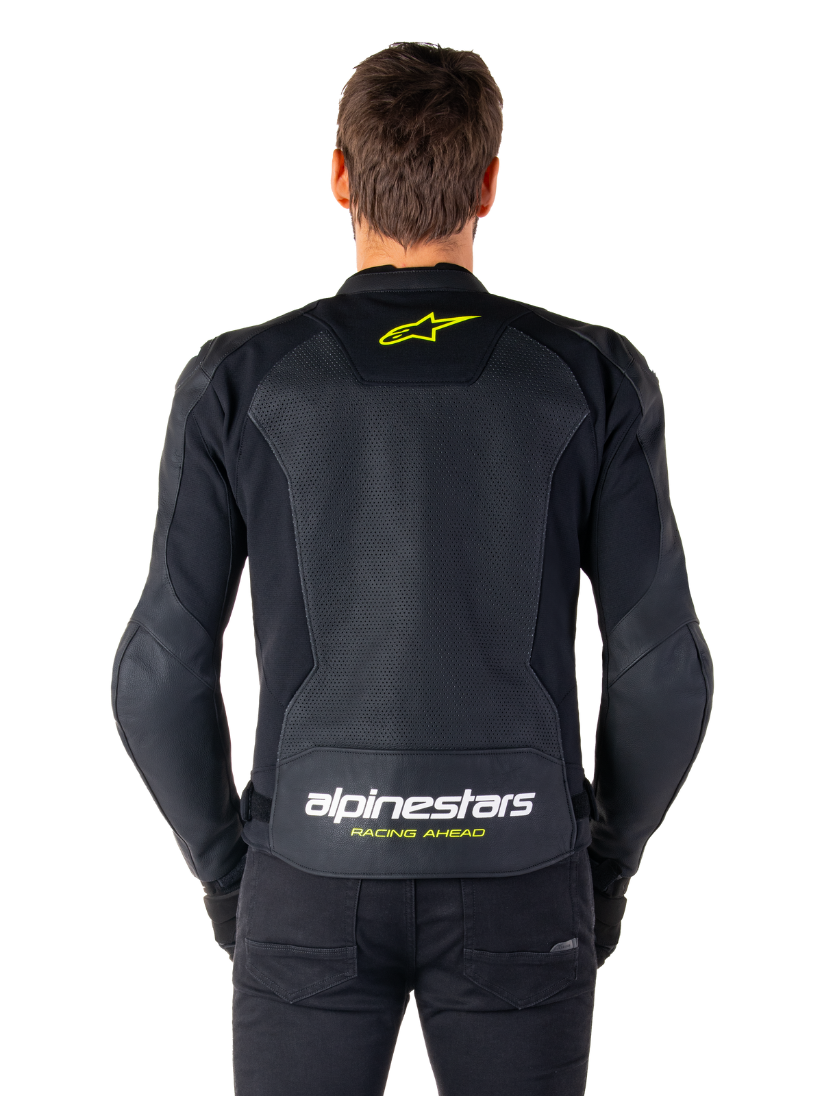 Giacca in pelle Alpinestars Faster V3 Airflow, giacca da moto sportiva, nero con accenti giallo fluo, vista posteriore che mostra ampi pannelli in pelle traforata, logo a stella giallo sulla parte superiore della schiena e marchio evidente sulla parte inferiore della schiena.