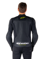 Giacca in pelle Alpinestars Faster V3 Airflow, giacca da moto sportiva, nero con accenti giallo fluo, vista posteriore che mostra ampi pannelli in pelle traforata, logo a stella giallo sulla parte superiore della schiena e marchio evidente sulla parte inferiore della schiena.