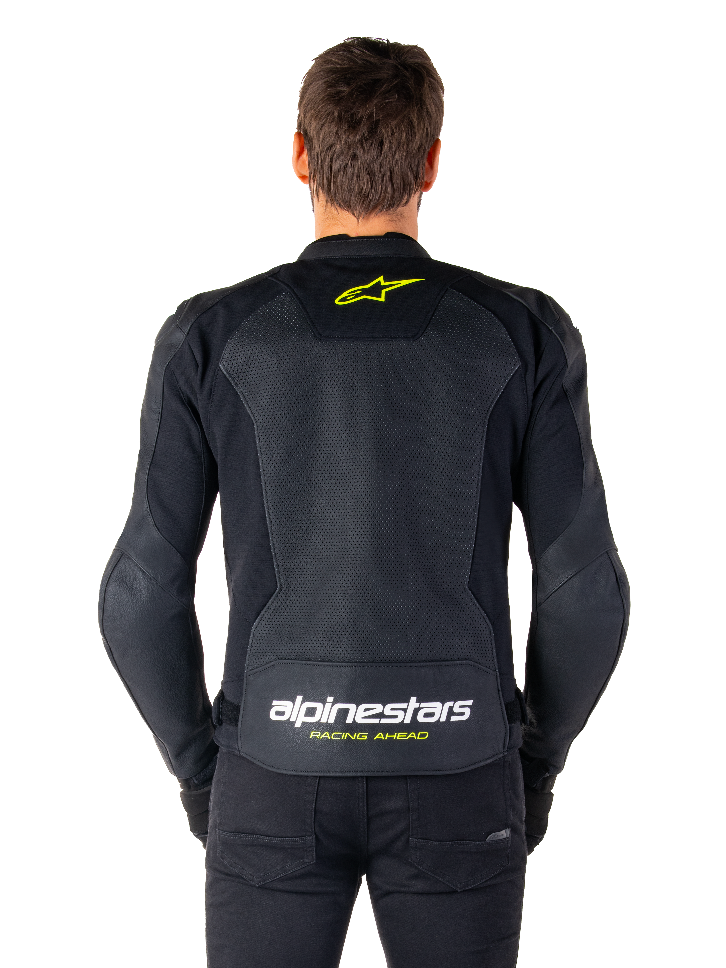 Giacca in pelle Alpinestars Faster V3 Airflow, giacca da moto sportiva, nero con accenti giallo fluo, vista posteriore che mostra ampi pannelli in pelle traforata, logo a stella giallo sulla parte superiore della schiena e marchio evidente sulla parte inferiore della schiena.