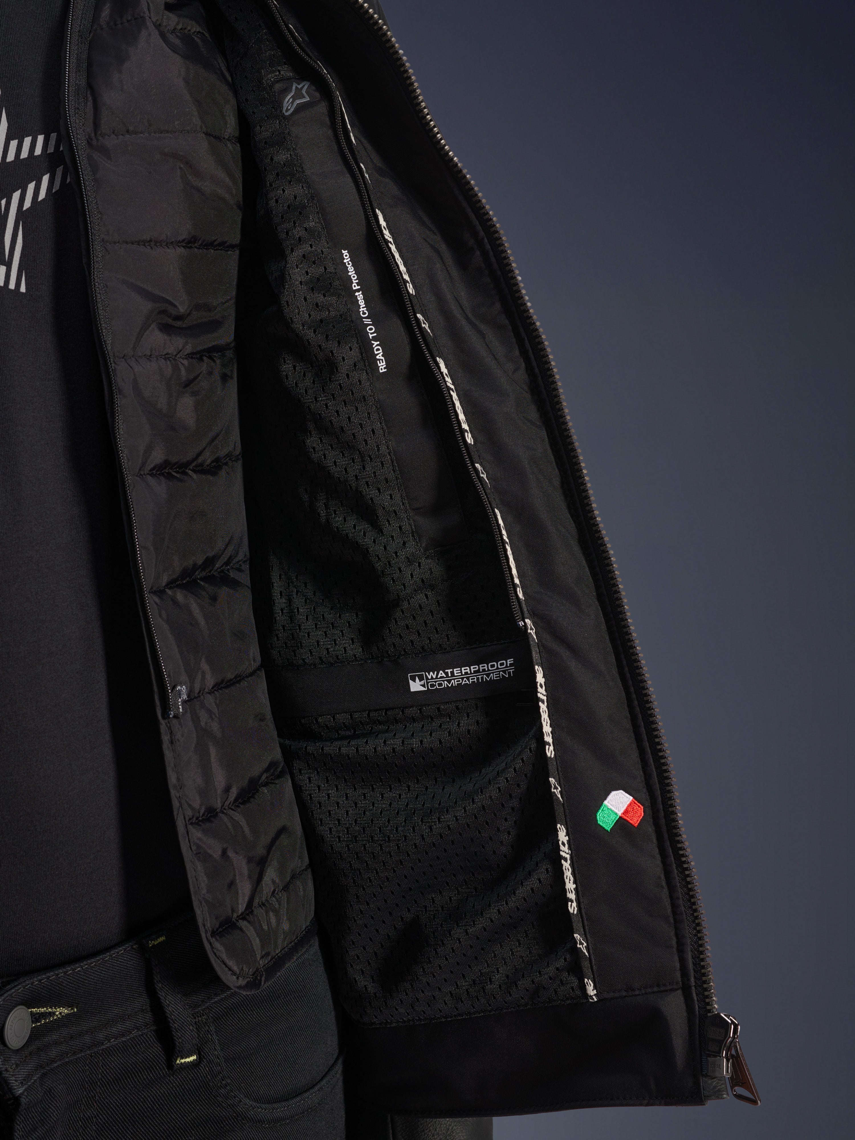 Vista interna della giacca in pelle Alpinestars Blacktrack in nero, con gilet termico trapuntato staccabile, scomparto interno impermeabile e fodera in rete predisposta per il protettore toracico.