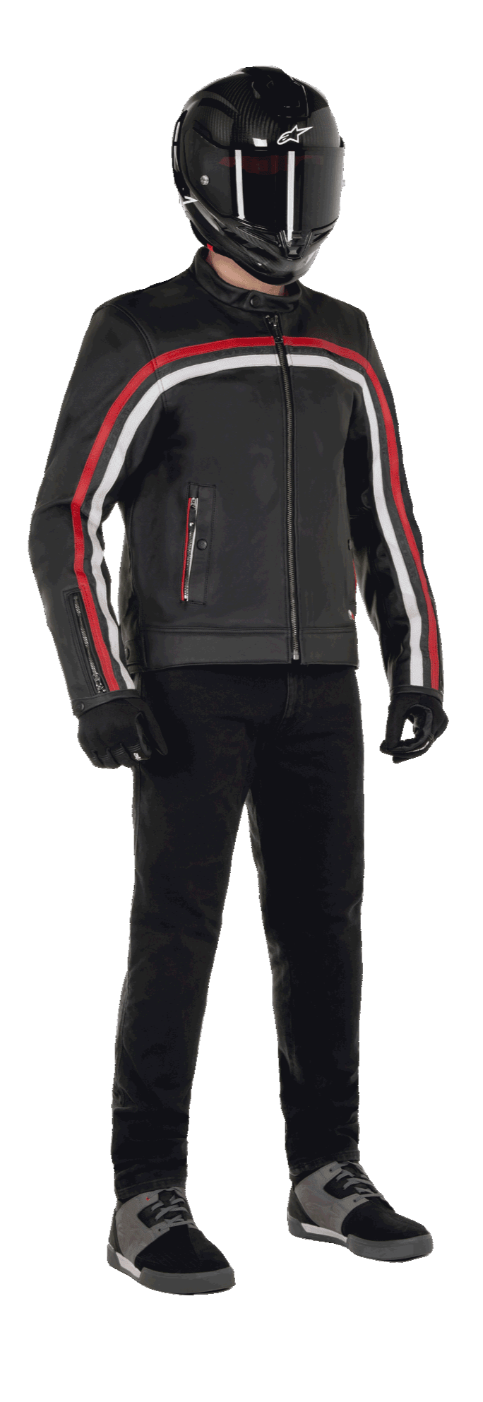 Giacca in pelle Alpinestars Dyno, giacca da moto, nera con strisce rosso rubino ed ecru, indossata con un casco in fibra di carbonio nero e pantaloni neri, caratterizzata da un design d'ispirazione heritage con pelle premium e una vestibilità regolare.