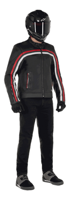 Giacca in pelle Alpinestars Dyno, giacca da moto, nera con strisce rosso rubino ed ecru, indossata con un casco in fibra di carbonio nero e pantaloni neri, caratterizzata da un design d'ispirazione heritage con pelle premium e una vestibilità regolare.