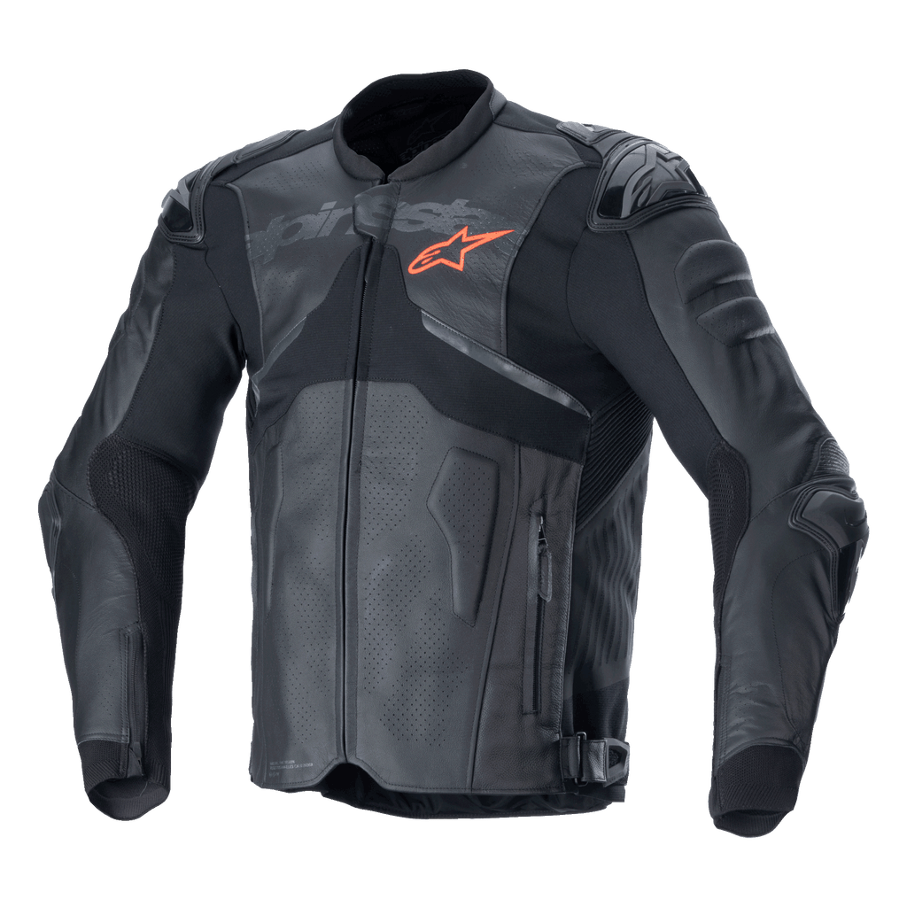 Giacca in pelle Alpinestars Atem V5, giacca da moto racing nera e grigio scuro, logo a stella arancione sul petto, pannelli in pelle traforata per la ventilazione, protezioni rigide su spalle e gomiti, costruzione in pelle e tessuto con design aerodinamico per guida sportiva