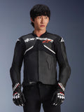 Alpinestars Atem V5 Leather Jacket, giacca da moto racing, nera con accenti bianchi e rossi, costruzione in pelle premium con protezioni rinforzate, indossata con guanti da corsa coordinati