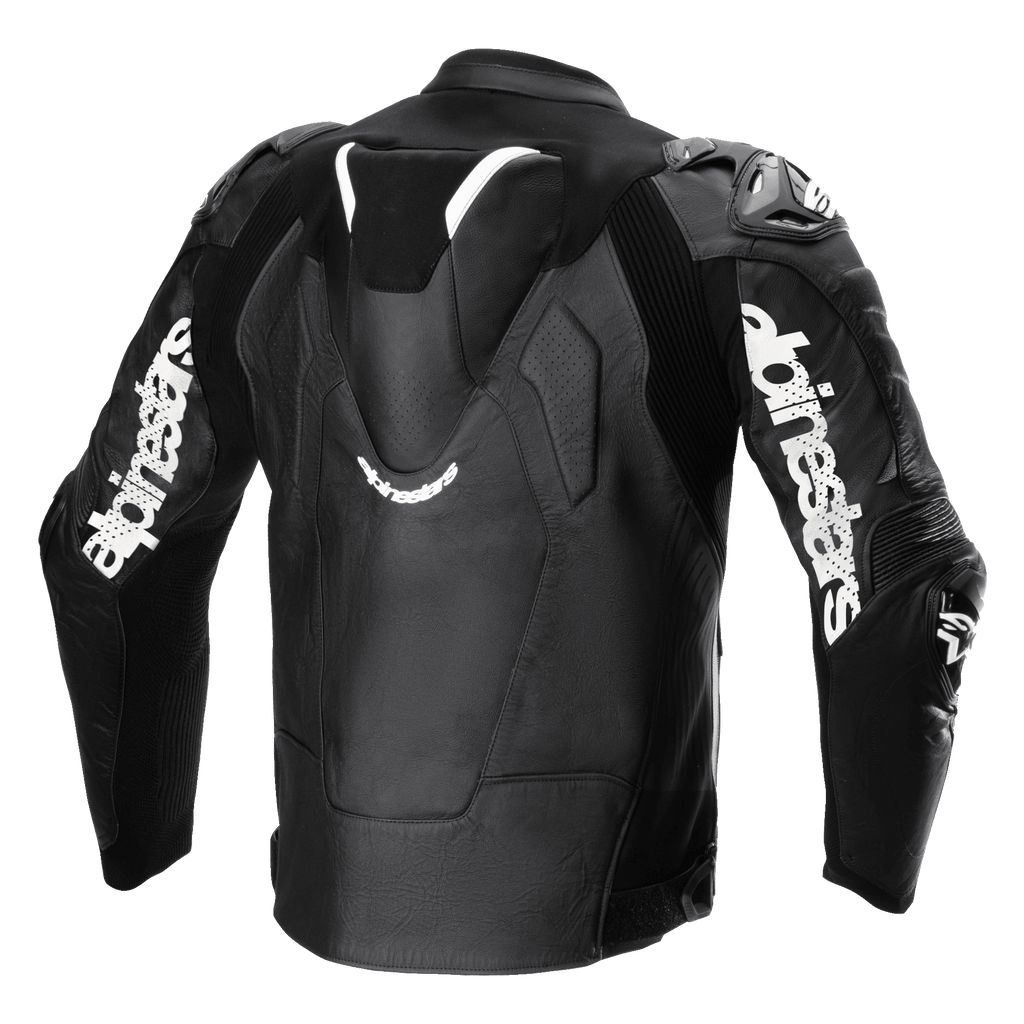 Giacca in pelle Alpinestars Atem V5, nero e bianco, vista posteriore che mostra la gobba aerodinamica, branding Alpinestars bianco sulle maniche, sezioni in pelle traforata e pannelli tecnici elasticizzati per guida racing e sportiva.