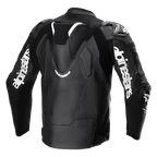 Giacca in pelle Alpinestars Atem V5, nero e bianco, vista posteriore che mostra la gobba aerodinamica, branding Alpinestars bianco sulle maniche, sezioni in pelle traforata e pannelli tecnici elasticizzati per guida racing e sportiva.