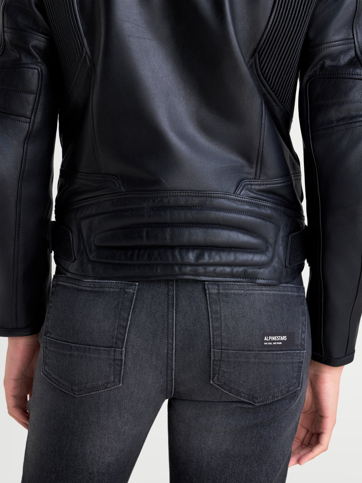 Alpinestars Revea Donna Giacca di pelle, giacca da moto urbana da donna in pelle nera, vista posteriore che mostra la struttura in pelle pieno fiore e i pannelli elasticizzati sulle spalle indossata da una modella