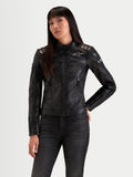 Alpinestars Revea Donna Giacca di pelle, giacca da moto urbana contemporanea da donna, colore nero, indossata da una modella con dettagli di stile heritage