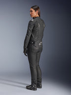 Alpinestars Stella Dusk Leather Jacket, giacca da moto donna, nero e bianco, vista posteriore con logo Alpinestars bianco sulla parte inferiore della schiena e sulle spalle, indossata con pantaloni e stivali da moto neri, vestibilità ergonomica sportiva per la guida su strada