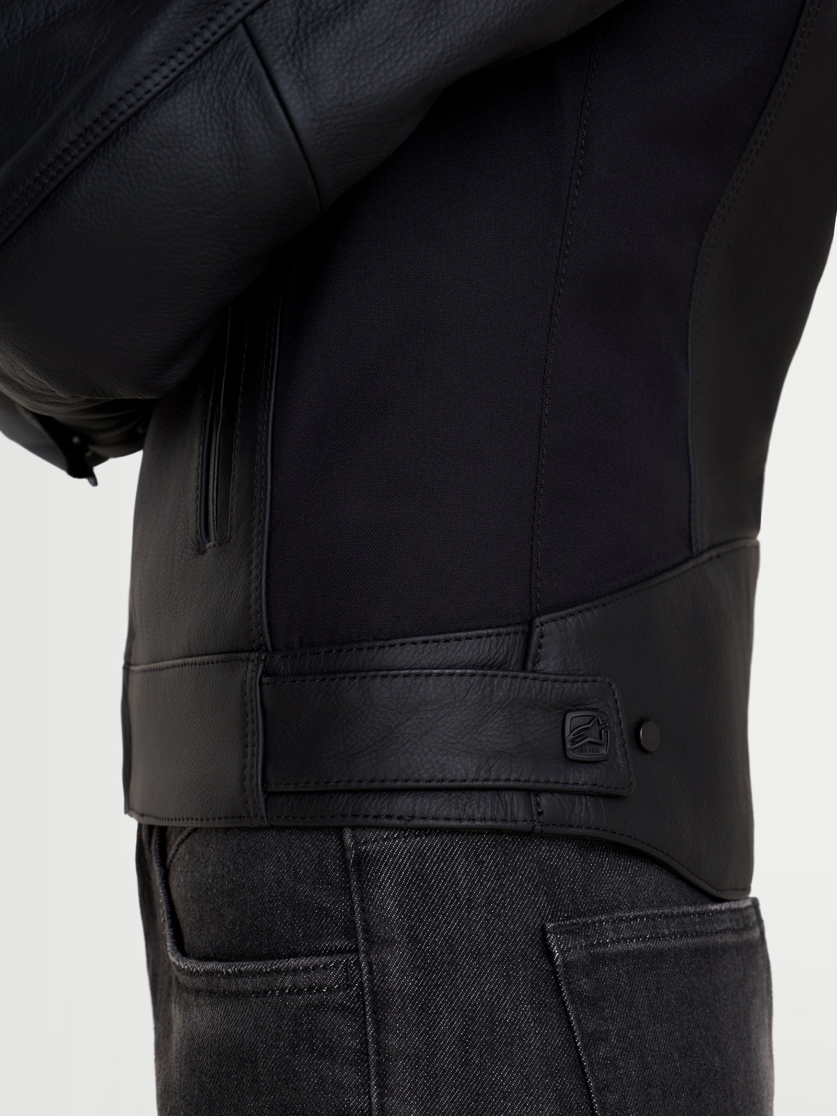 Alpinestars Stella Maver X Giacca di pelle, giacca da moto urbana da donna, nera, vista laterale in primo piano che mostra la struttura in pelle bovina e inserti elasticizzati con linguetta in vita regolabile