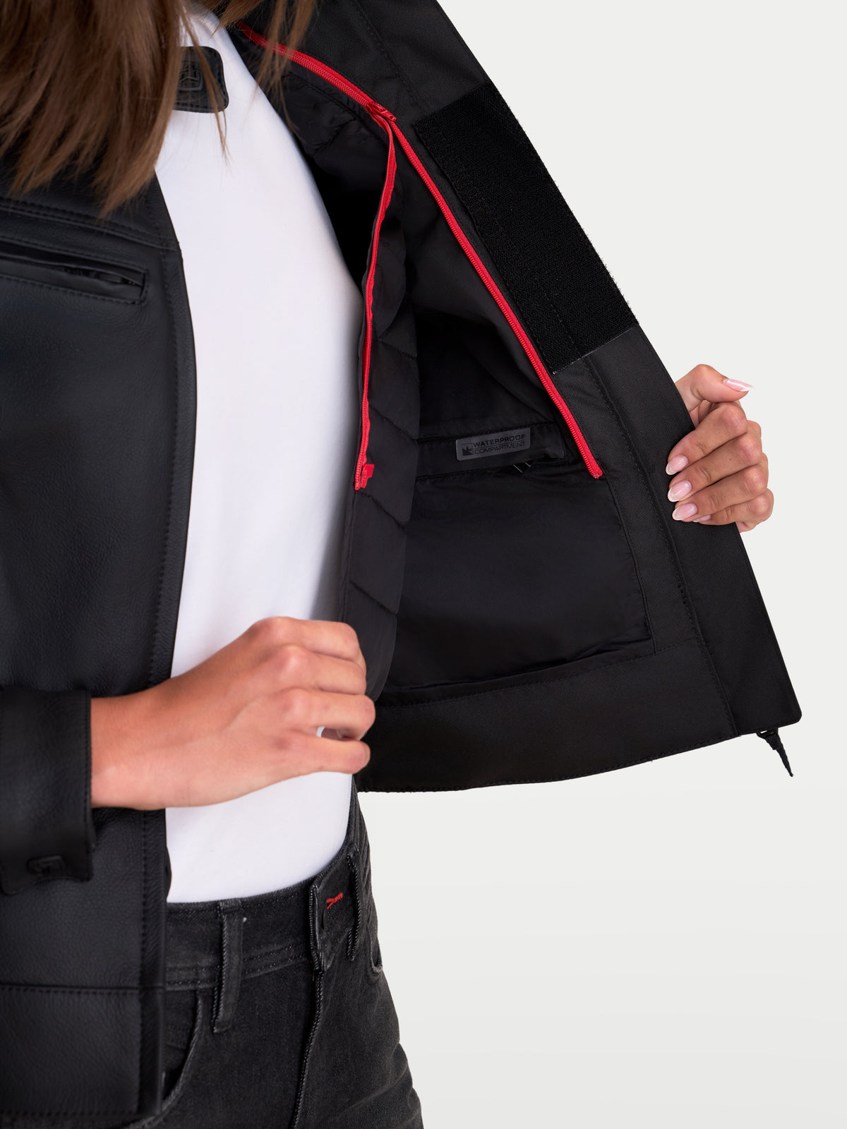 Alpinestars Stella Maver X Giacca di pelle, giacca da moto in pelle da donna, colore nero, vista ravvicinata che mostra il vano interno impermeabile e i dettagli delle cerniere