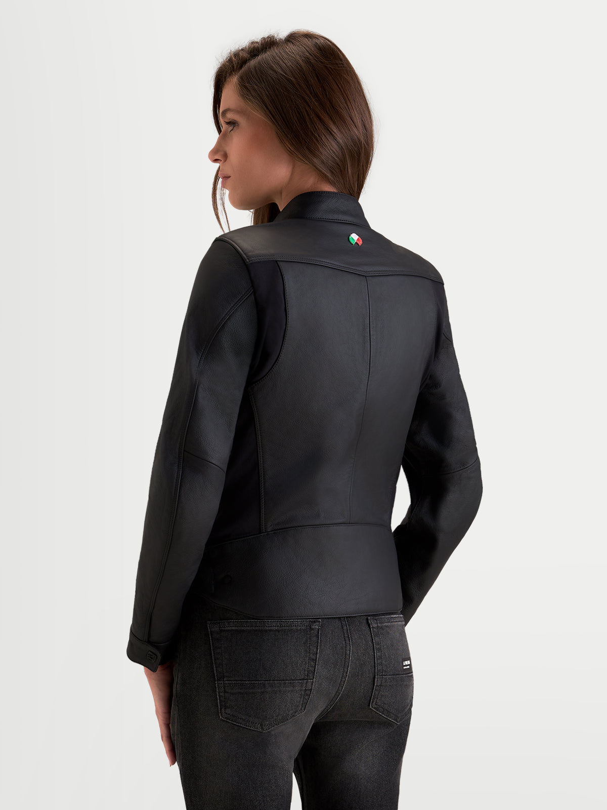Alpinestars Stella Maver X Giacca di pelle, giacca da moto urbana in pelle da donna, colore nero, vista posteriore a tre quarti che mostra la struttura in pelle di alta qualità e il colletto da moto indossata da una modella
