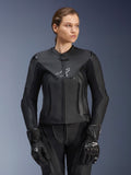 Giacca in pelle Alpinestars Stella GP Plus V4, nera, giacca da moto racing da donna, struttura in pelle premium con imbottitura protettiva, design elegante con logo discreto, indossata da una modella con equipaggiamento nero coordinato