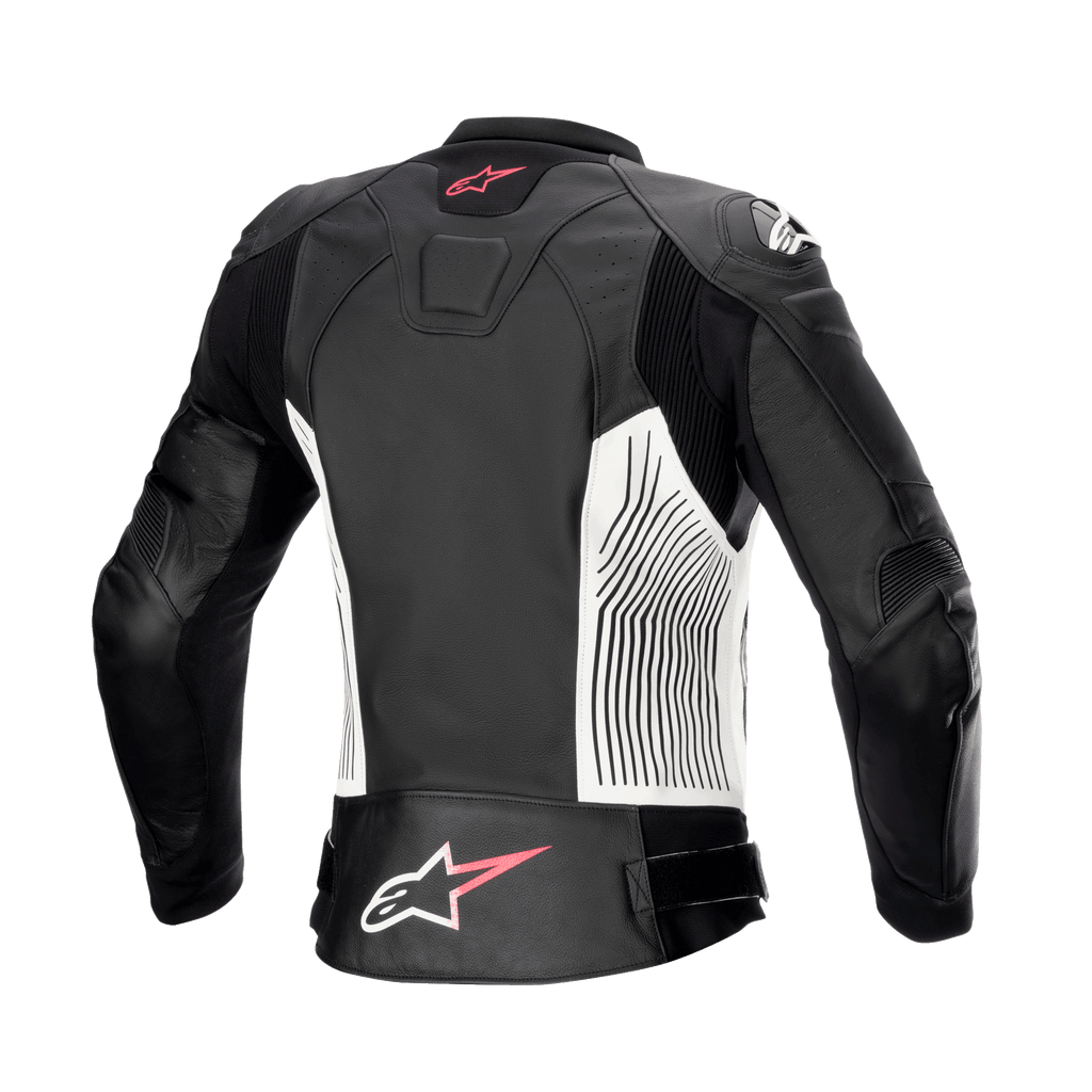 Giacca in pelle Alpinestars Stella GP Plus V4 da donna, nero, bianco e Diva Pink, vista posteriore, con pannelli laterali bianchi con linee grafiche nere, loghi Alpinestars rosa e bianchi sulla parte superiore e inferiore della schiena e pannelli in pelle a fisarmonica per una maggiore mobilità.