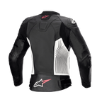 Giacca in pelle Alpinestars Stella GP Plus V4 da donna, nero, bianco e Diva Pink, vista posteriore, con pannelli laterali bianchi con linee grafiche nere, loghi Alpinestars rosa e bianchi sulla parte superiore e inferiore della schiena e pannelli in pelle a fisarmonica per una maggiore mobilità.
