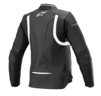 Giacca in pelle Alpinestars Stella Kira V2 da donna, nero e bianco, vista posteriore con pannelli elastici a fisarmonica sulla schiena e sui gomiti, parte posteriore allungata per una maggiore copertura durante la guida e logo Alpinestars bianco sulla parte superiore della schiena, struttura in pregiata pelle bovina