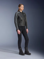 Alpinestars Stella Dyno Leather Jacket, giacca da moto da donna, nero Tar Gray e grigio scuro, indossata con pantaloni da moto e stivali neri, con strisce racing grigie sulle maniche e design in pelle heritage