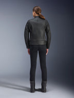 Alpinestars Stella Dyno Leather Jacket, giacca da moto da donna, nero, vista posteriore che mette in risalto la costruzione sartoriale in pelle bovina, design heritage minimalista, indossata con pantaloni e stivali da moto neri per un look urbano