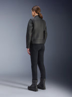 Giacca in pelle Alpinestars Stella Dyno, giacca da moto da donna, Nero Haute Red, vista posteriore, indossata con pantaloni da moto neri e stivali neri, finitura in pelle premium con stile heritage