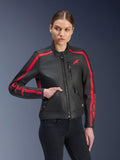 Giacca in pelle Alpinestars Stella Dyno, giacca da moto da donna, nero e rosso, indossata da una modella con jeans neri, con strisce racing rosse su spalle e maniche e branding evidente, realizzata in pelle premium, design d'ispirazione heritage per la guida urbana