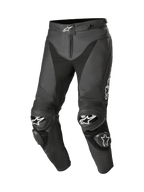 Alpinestars Track V2, pantaloni da moto in pelle nera, con loghi a stella bianchi in vita e sulle ginocchia, pelle traforata, pannelli a soffietto sopra le ginocchia e saponette TPU sostituibili, pregiata pelle bovina da 1,3 mm con struttura pre-curvata per prestazioni racing
