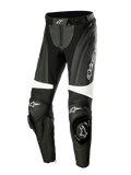 Alpinestars Stella Missile V3 Leather Pants, pantaloni moto racing da donna, nero e bianco, con pannelli a fisarmonica sopra le ginocchia, slider integrati con logo Alpinestars, dettagli bianchi e vestibilità aerodinamica per guida sportiva e in pista.